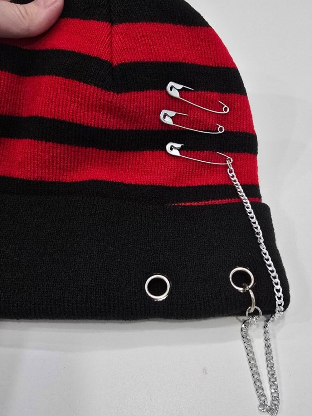 Dolls Kill ✦ Striped Beanie With Safety Pins & Chain ✦ Black/Red Knit Goth Punk - Picture 2 of 7